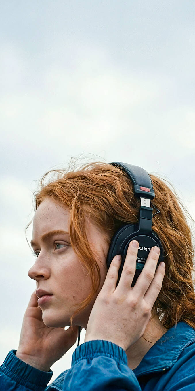 A striking, contemplative 4K portrait of Max Mayfield (Sadie Sink) with her signature red hair and headphones. The composition is clean and atmospheric, featuring her against a vast, bright, overcast sky. This high-resolution image highlights her pensive expression, making it a beautiful and introspective background for fans of the character. | netflix portrait actor iphone hd stranger things series scifi headphones android stranger things 5 contemplative closeup 4KWallpaper TVShow MaxMayfield StrangerThings RedHair SadieSink OvercastSky background A striking, contemplative 4K portrait of Max Mayfield (Sadie Sink) with her signature red hair and headphones. The composition is clean and atmospheric, featuring her against a vast, bright, overcast sky. This high-resolution image highlights her pensive expression, making it a beautiful and introspective background for fans of the character.