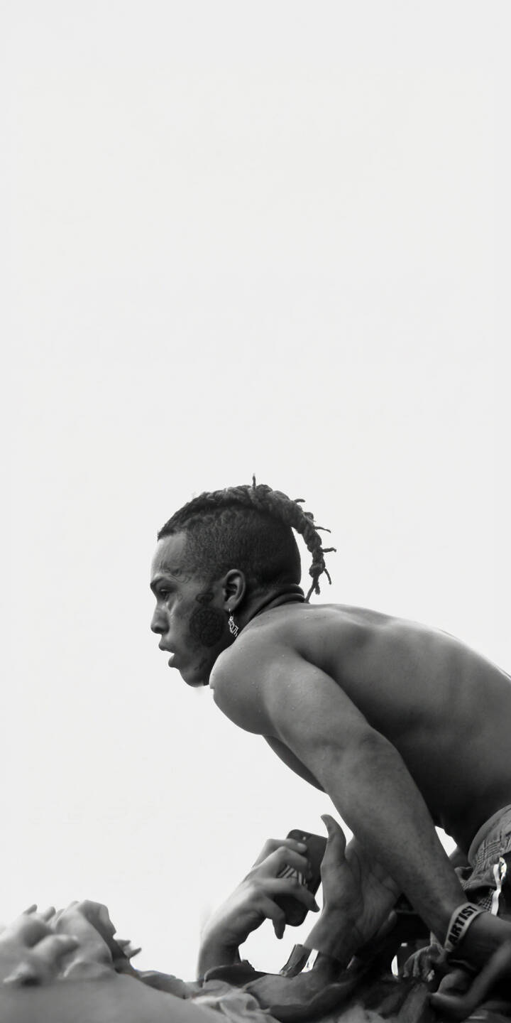 XXXTENTACION leans into a sea of reaching hands with a raw, intense expression in this monochromatic 4K wallpaper, capturing the electrifying energy of a live performance — an iconic wallpaper for iPhone fans. | aesthetic rapper music concert xxxtentacion iphone wallpaper mobile 4k wallpaper hd wallpaper monochrome jahseh onfroy XXXTENTACION leans into a sea of reaching hands with a raw, intense expression in this monochromatic 4K wallpaper, capturing the electrifying energy of a live performance — an iconic wallpaper for iPhone fans.