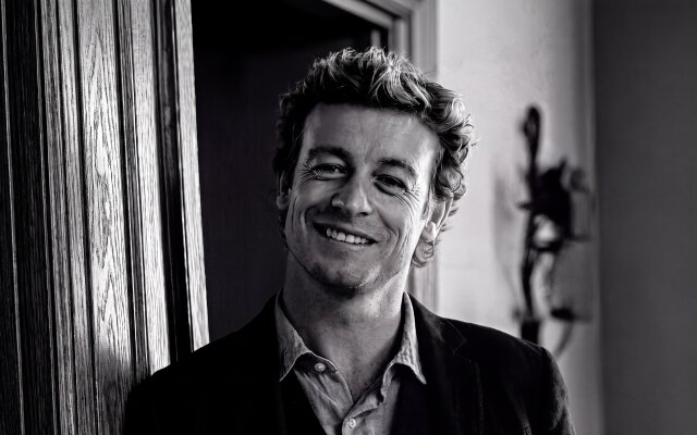 Simon Baker's charming smile takes center stage in this striking 4K monochromatic wallpaper, ideal for your MacBook. This captivating wallpaper features the actor with his signature curly hair, casually leaning against a textured wooden doorframe, adding a touch of sophisticated realism to any MacOS desktop. | portrait smile actor wallpaper black and white macos 4k wallpaper hd wallpaper macbook imac patrick jane simon baker Simon Baker's charming smile takes center stage in this striking 4K monochromatic wallpaper, ideal for your MacBook. This captivating wallpaper features the actor with his signature curly hair, casually leaning against a textured wooden doorframe, adding a touch of sophisticated realism to any MacOS desktop.