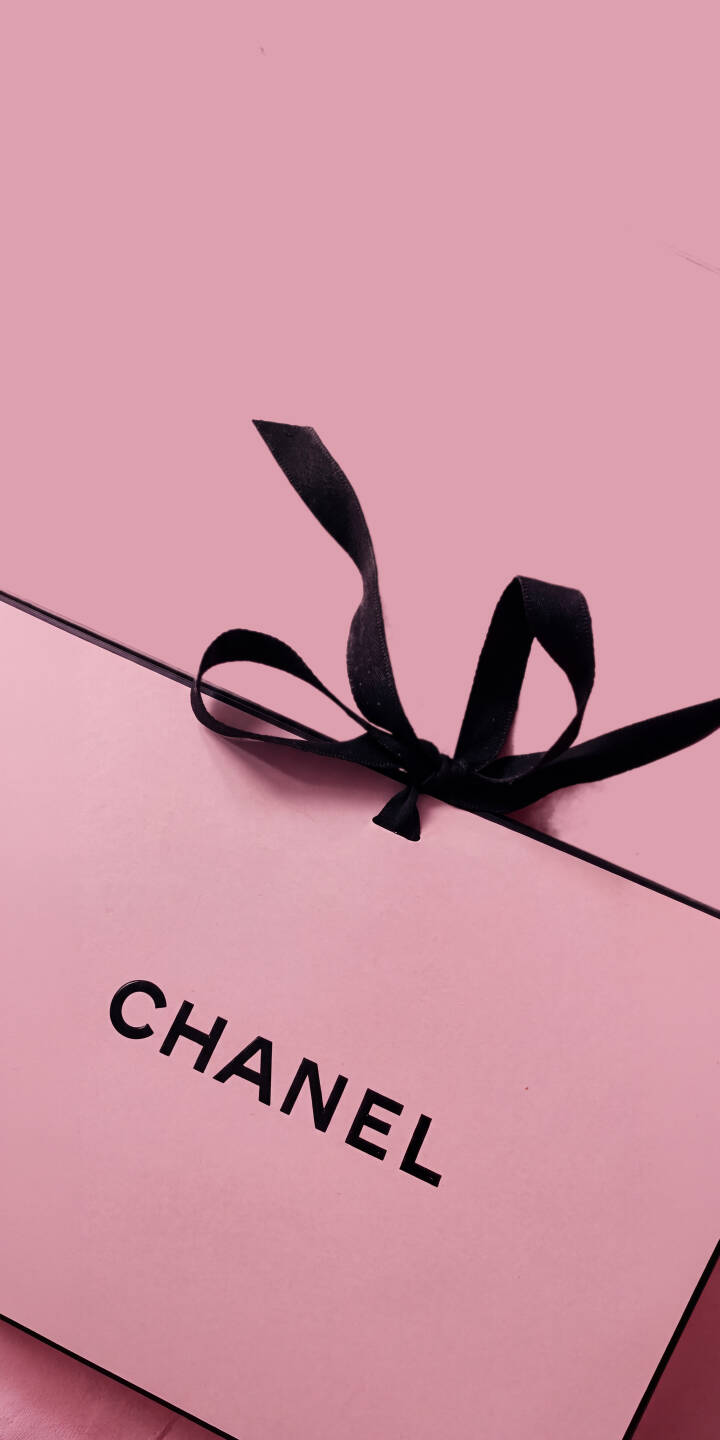 A soft pink hue envelops this elegant Chanel box, beautifully adorned with a delicate black ribbon, creating a sophisticated 4K wallpaper. This charming wallpaper is perfect for any iPhone, highlighting the iconic brand with subtle luxury. | pink aesthetic brand iphone luxury wallpaper fashion mobile elegant 4k wallpaper hd wallpaper chanel A soft pink hue envelops this elegant Chanel box, beautifully adorned with a delicate black ribbon, creating a sophisticated 4K wallpaper. This charming wallpaper is perfect for any iPhone, highlighting the iconic brand with subtle luxury.