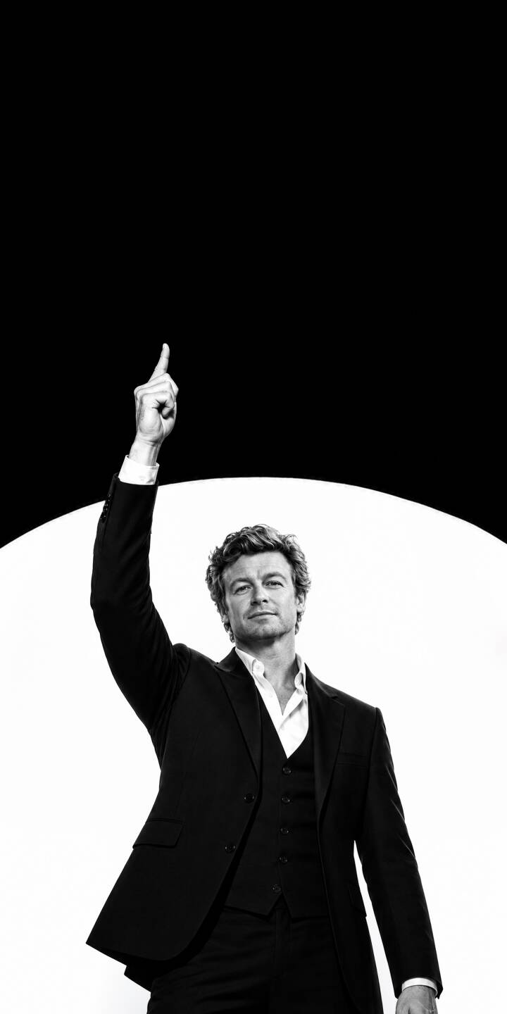 Simon Baker makes a confident, upward-pointing gesture in this striking black and white 4K wallpaper, featuring his sharp three-piece suit and enigmatic expression – an elegant and timeless wallpaper perfect for iPhone users. | actor suit iphone wallpaper black and white mobile celebrity 4k wallpaper hd wallpaper patrick jane simon baker Simon Baker makes a confident, upward-pointing gesture in this striking black and white 4K wallpaper, featuring his sharp three-piece suit and enigmatic expression – an elegant and timeless wallpaper perfect for iPhone users.