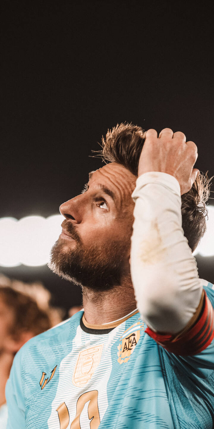 Lionel Messi's pensive upward gaze, with his hand running through his hair, creates an emotional moment in this stunning 4K wallpaper. This iconic Argentina jersey wallpaper is perfect for any iPhone. | sports football iphone messi argentina wallpaper legend lionel messi mobile 4k wallpaper hd wallpaper pensive Lionel Messi's pensive upward gaze, with his hand running through his hair, creates an emotional moment in this stunning 4K wallpaper. This iconic Argentina jersey wallpaper is perfect for any iPhone.
