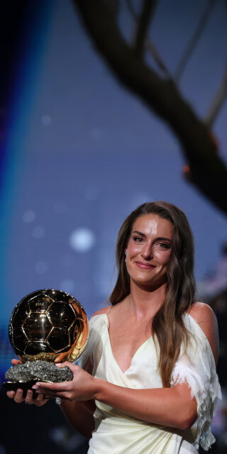 Alexia Putellas Trophy Wallpaper