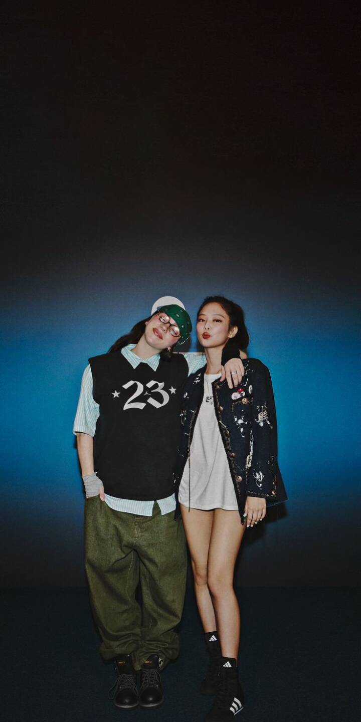 Lisa leans her head on Jennie's shoulder with a playful tongue-out expression while wearing a distinctive '23' vest in this vibrant 4K wallpaper. This stylish duo's hip-hop casual look against a gradient blue background makes it a perfect wallpaper for iPhone screens. | artist Lisa leans her head on Jennie's shoulder with a playful tongue-out expression while wearing a distinctive '23' vest in this vibrant 4K wallpaper. This stylish duo's hip-hop casual look against a gradient blue background makes it a perfect wallpaper for iPhone screens.